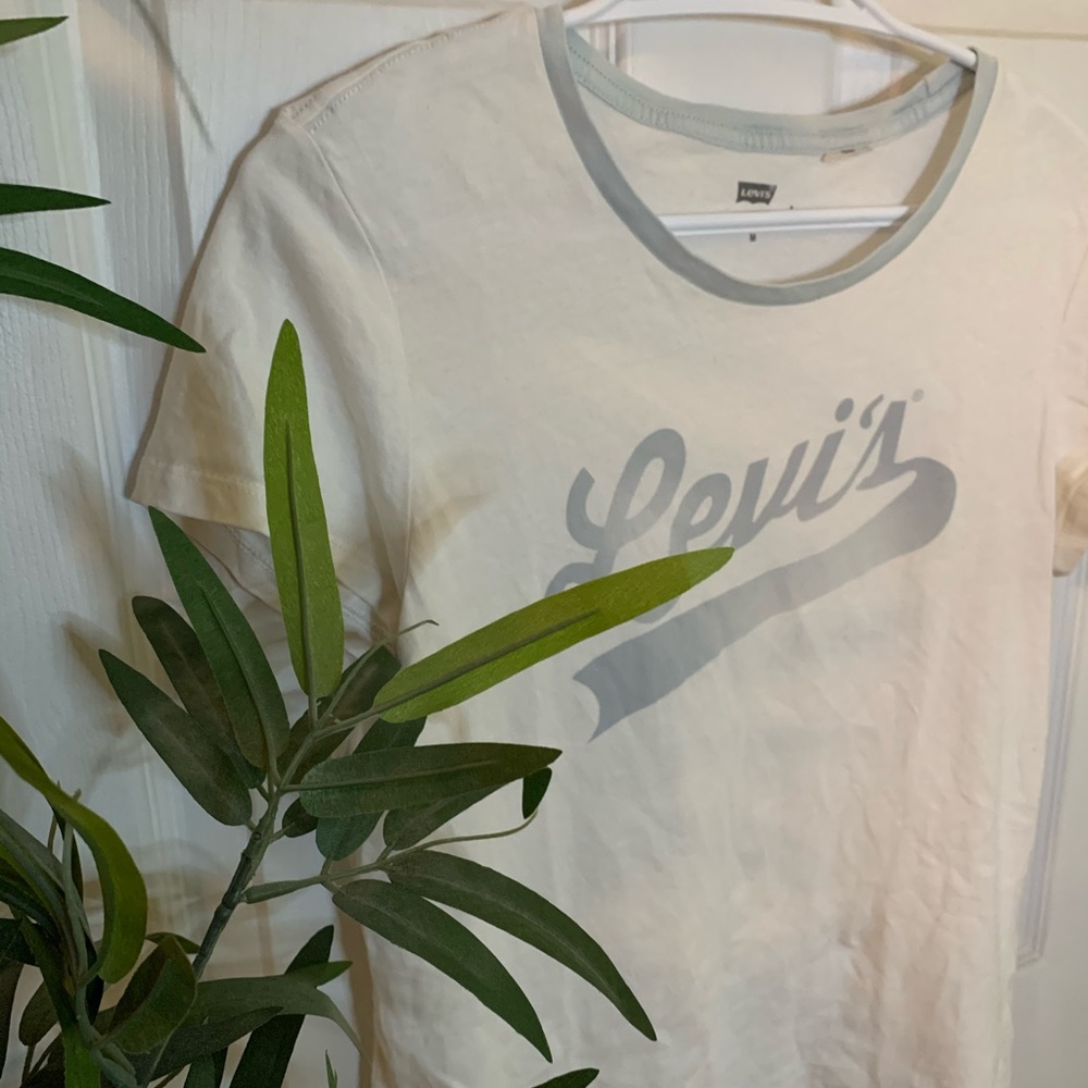 ⭐️2/25⭐️ Levi’s Tee - Picture 2 of 3